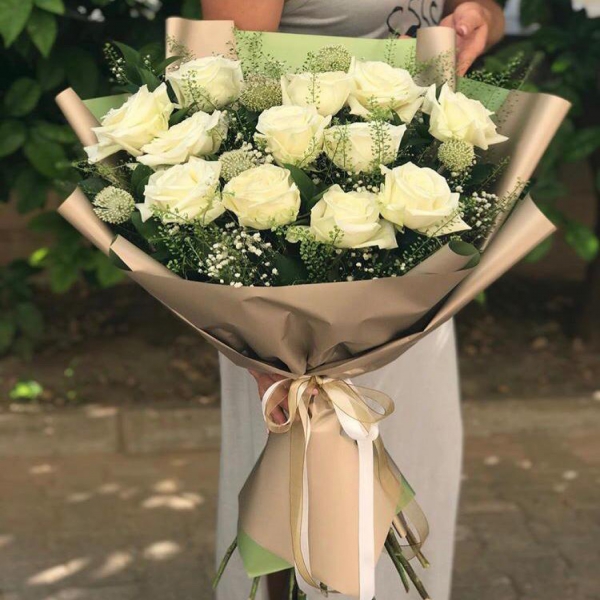 Döşemealtı Çiçekçi 12 adet beyaz gül buketi