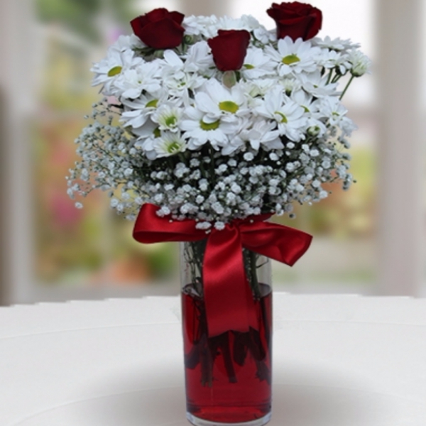 Döşemealtı Çiçekçi Silindir Vazoda 3 Gül ve Kasımpatılar