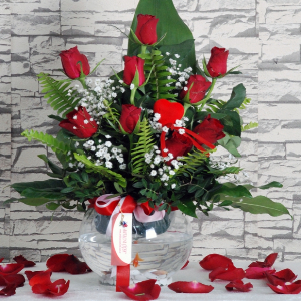 Döşemealtı Çiçekçi Cam Fanusta 9 Güllü Balıklı Aranjman