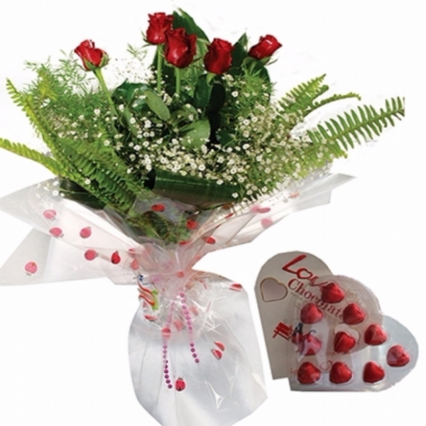  Döşemealtı Çiçek Siparişi 5 Gül Buketi ve Love Çikolata