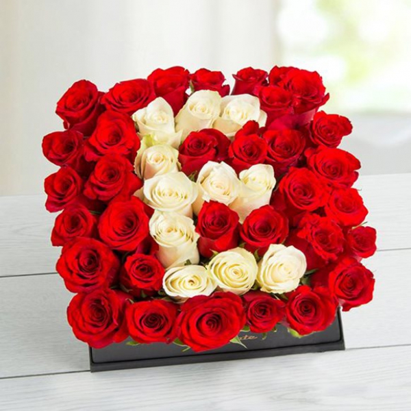  Döşemealtı Çiçek Siparişi Kırmızı Gül ve  Beyaz Gül Karışık Kutuda Arajman