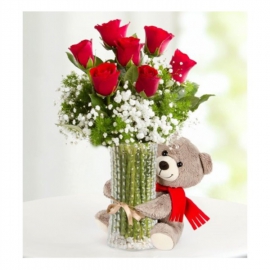  Döşemealtı Çiçek Siparişi Cam Vazoda  7 adet kırmızı gül  Ayıcıklı  Arajman