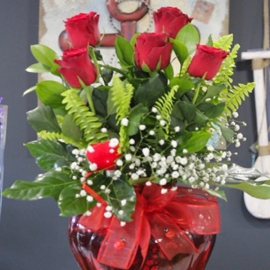  Döşemealtı Çiçekci  KALP VAZODA KIRMIZI GÜLLER