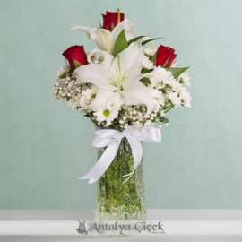 Döşemealtı Çiçek Siparişi Cam Vazoda Kasımpatı, Kazablanka ve Kırmızı Güller
