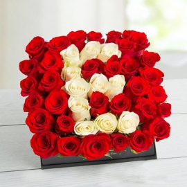  Döşemealtı Çiçek Siparişi Kırmızı Gül ve  Beyaz Gül Karışık Kutuda Arajman